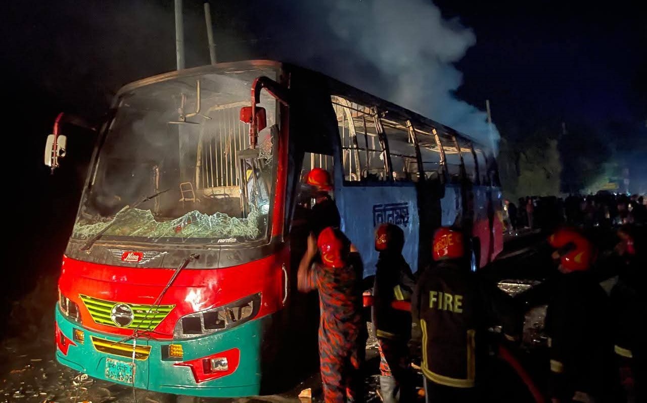 মোটরসাইকেল আরোহী নিহতের ঘটনায় বাসটিতে আগুন দেয় বিক্ষুব্ধ জনতা